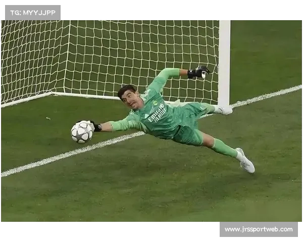 库尔图瓦飞身扑救远射,力保球门不失为皇马胜利奠定基础 库尔图瓦飞身扑救远射,力保球门不失为皇马胜利奠定基础